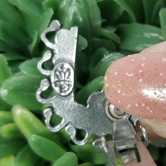 Vintage Sancrest R faux turquoise and silvertone clip earrings - Picture 6 of 7